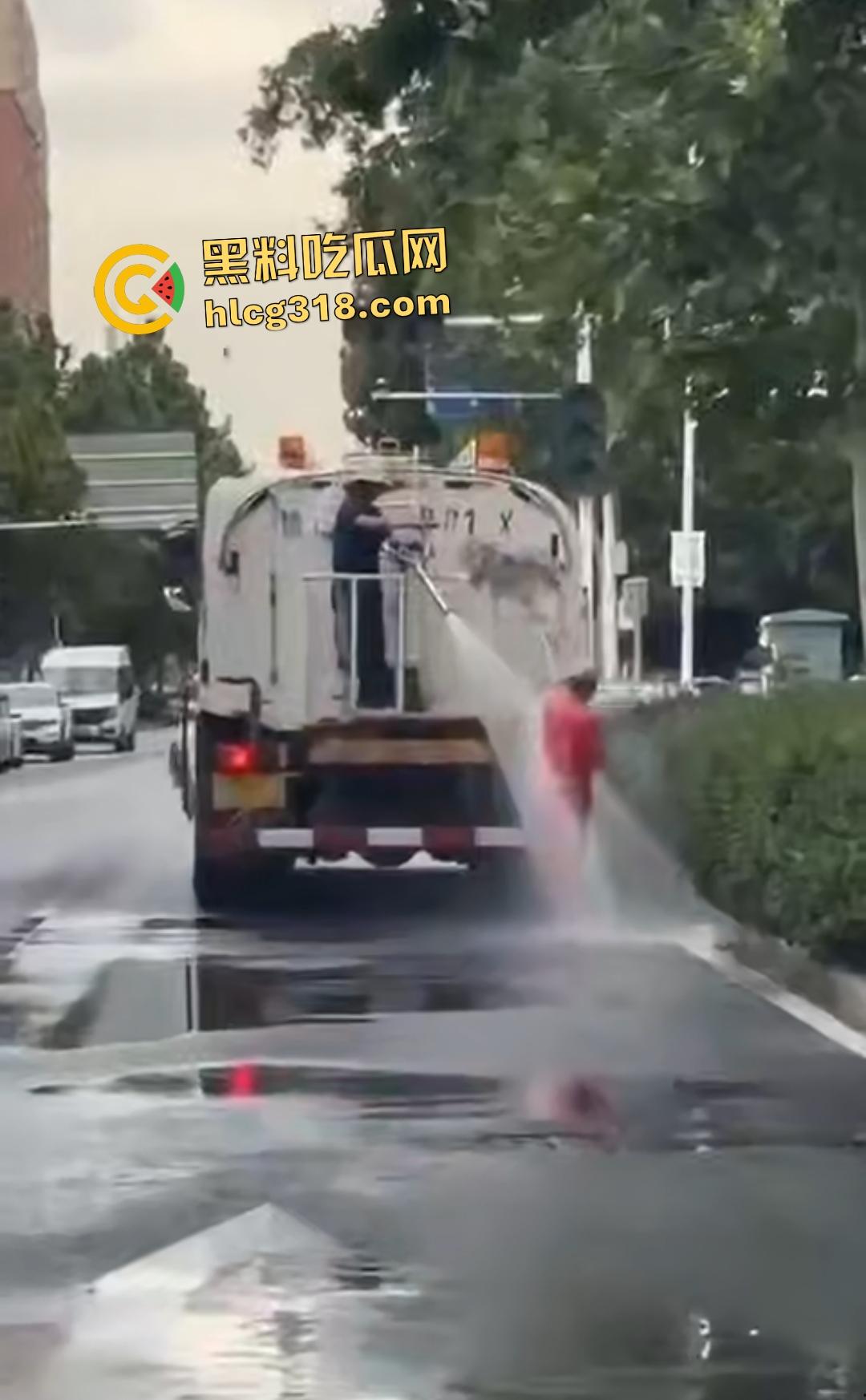 洒水车大哥大战环卫工人！水枪狂喷工人怒骂开打，农夫山泉大哥骑电动车围观喊“别浪费水”！  第3张