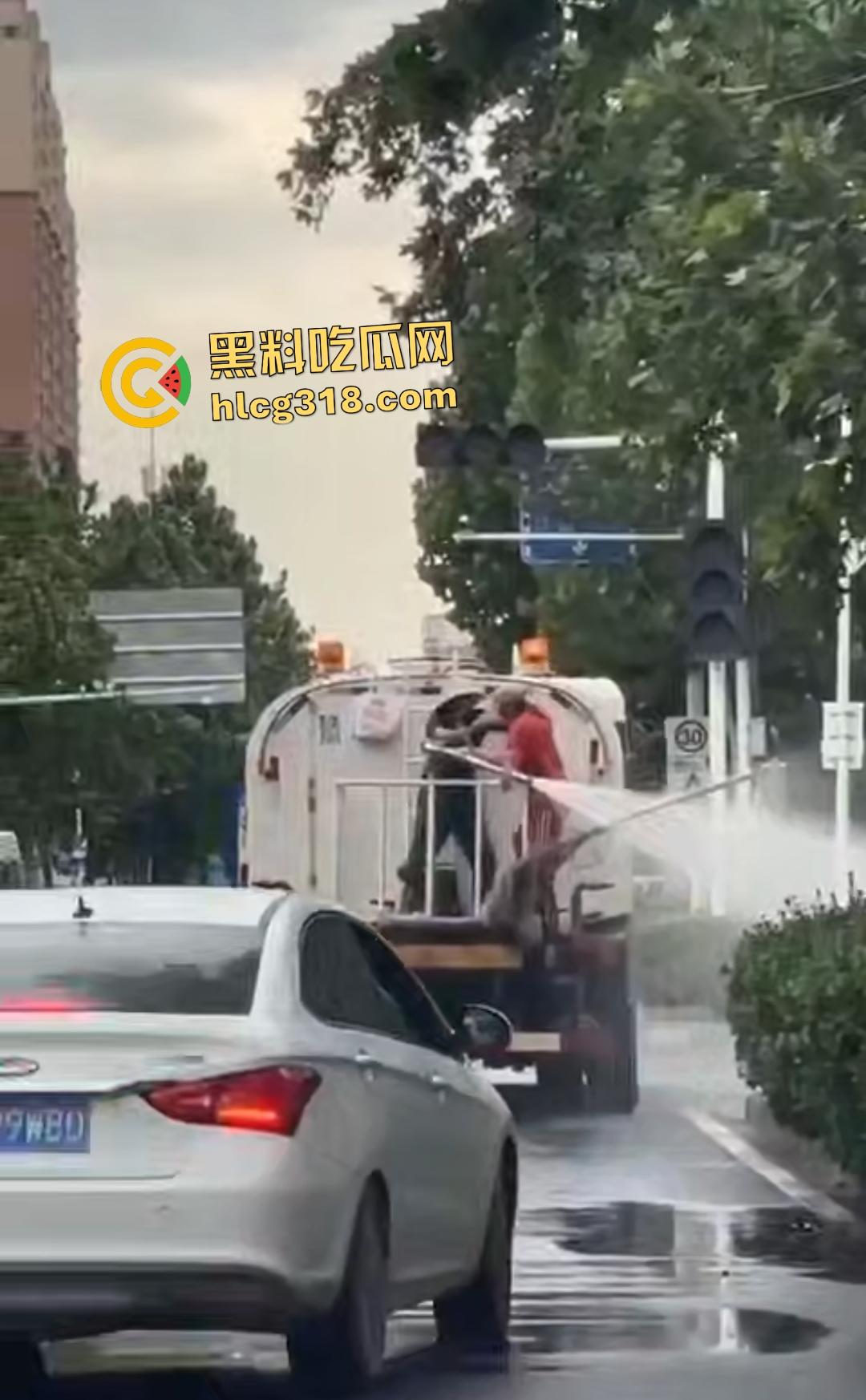 洒水车大哥大战环卫工人！水枪狂喷工人怒骂开打，农夫山泉大哥骑电动车围观喊“别浪费水”！  第4张
