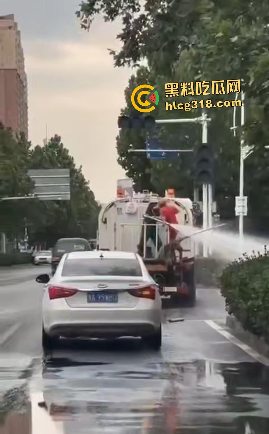 洒水车大哥大战环卫工人！水枪狂喷工人怒骂开打，农夫山泉大哥骑电动车围观喊“别浪费水”！  第5张