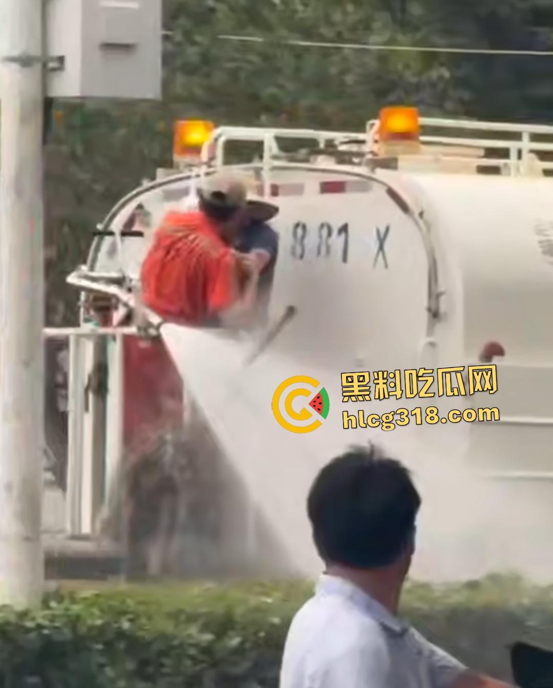 洒水车大哥大战环卫工人！水枪狂喷工人怒骂开打，农夫山泉大哥骑电动车围观喊“别浪费水”！  第6张