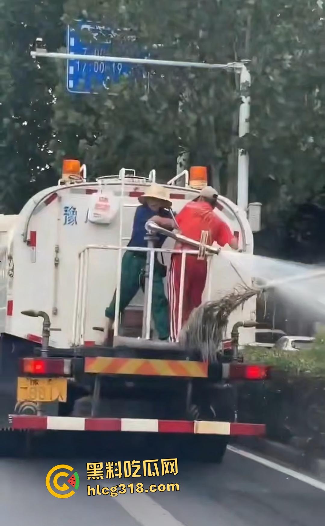 洒水车大哥大战环卫工人！水枪狂喷工人怒骂开打，农夫山泉大哥骑电动车围观喊“别浪费水”！  第7张