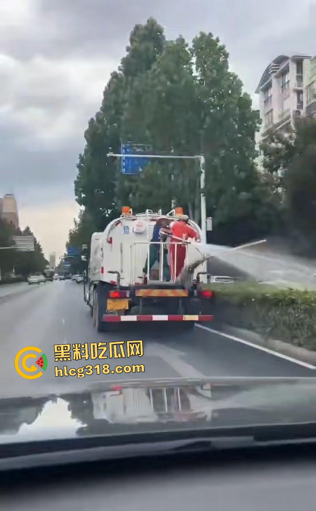 洒水车大哥大战环卫工人！水枪狂喷工人怒骂开打，农夫山泉大哥骑电动车围观喊“别浪费水”！  第8张