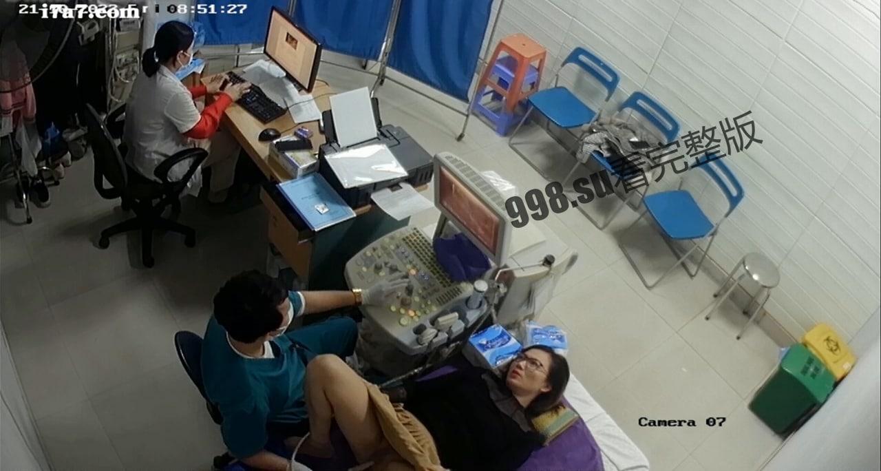 妇科偷拍 男医生帮眼镜少妇检查乳房阴道 少妇开始还有点不好意思 后面一边聊天一边笑  第3张