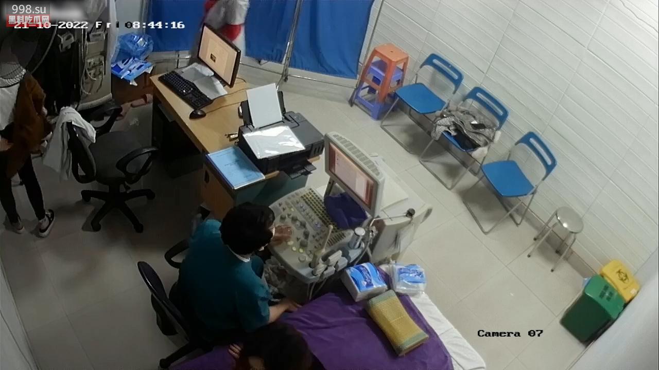 妇科偷拍 男医生帮眼镜少妇检查乳房阴道 少妇开始还有点不好意思 后面一边聊天一边笑  第5张