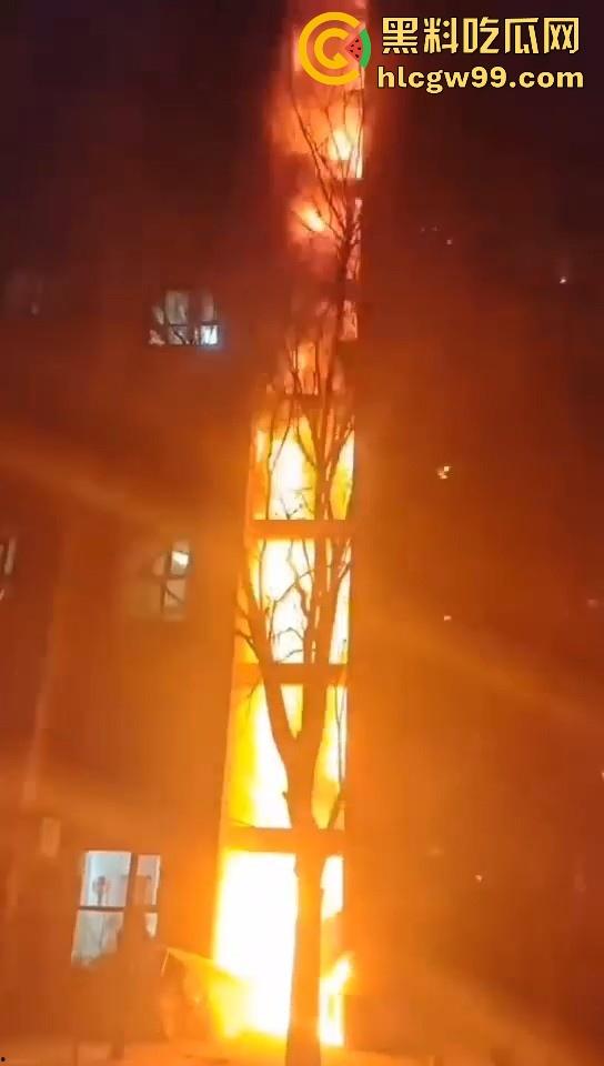 河北石家庄惊现火灾,据说是老头老奶积攒多年的纸箱着火的,现场火光冲天极其混乱! 第1张 河北石家庄惊现火灾,据说是老头老奶积攒多年的纸箱着火的,现场火光冲天极其混乱! 第1张