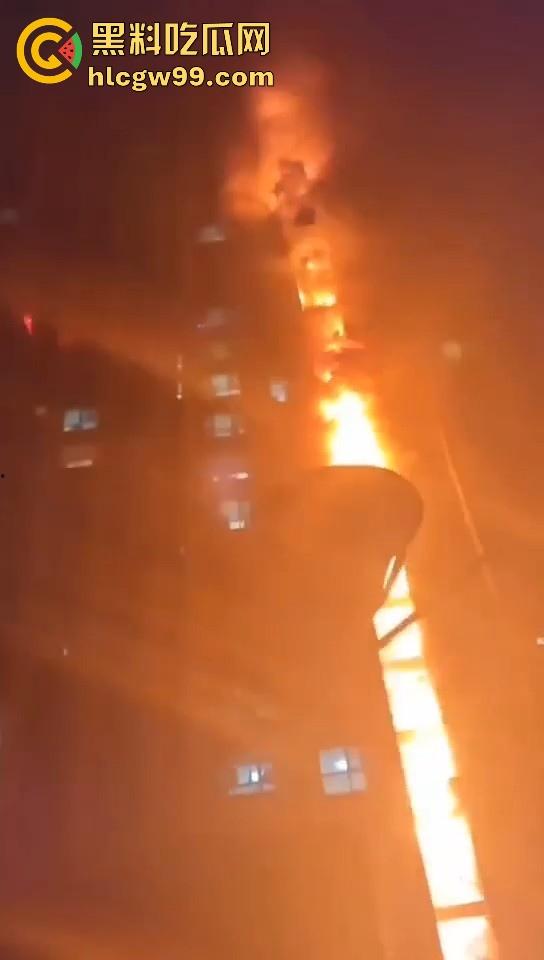 河北石家庄惊现火灾,据说是老头老奶积攒多年的纸箱着火的,现场火光冲天极其混乱! 第2张 河北石家庄惊现火灾,据说是老头老奶积攒多年的纸箱着火的,现场火光冲天极其混乱! 第2张