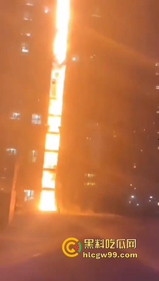 河北石家庄惊现火灾,据说是老头老奶积攒多年的纸箱着火的,现场火光冲天极其混乱! 第3张 河北石家庄惊现火灾,据说是老头老奶积攒多年的纸箱着火的,现场火光冲天极其混乱! 第3张