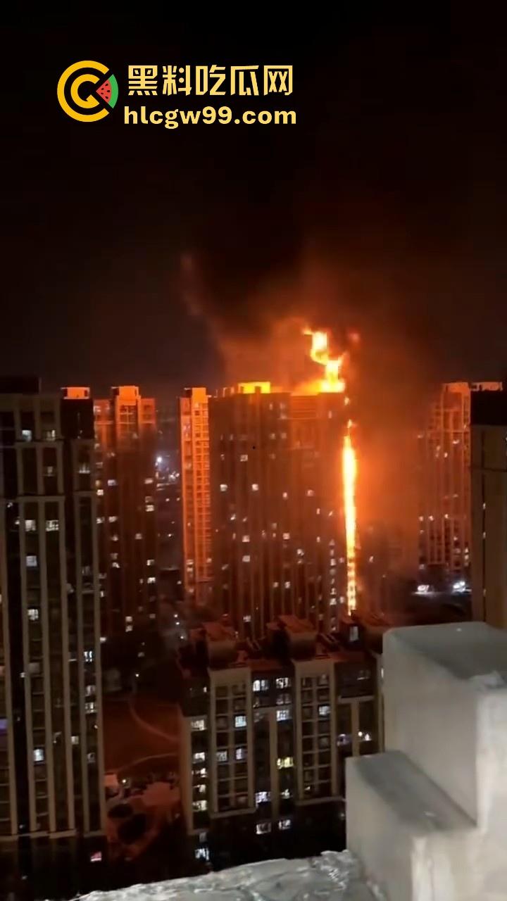 河北石家庄惊现火灾,据说是老头老奶积攒多年的纸箱着火的,现场火光冲天极其混乱! 第4张 河北石家庄惊现火灾,据说是老头老奶积攒多年的纸箱着火的,现场火光冲天极其混乱! 第4张