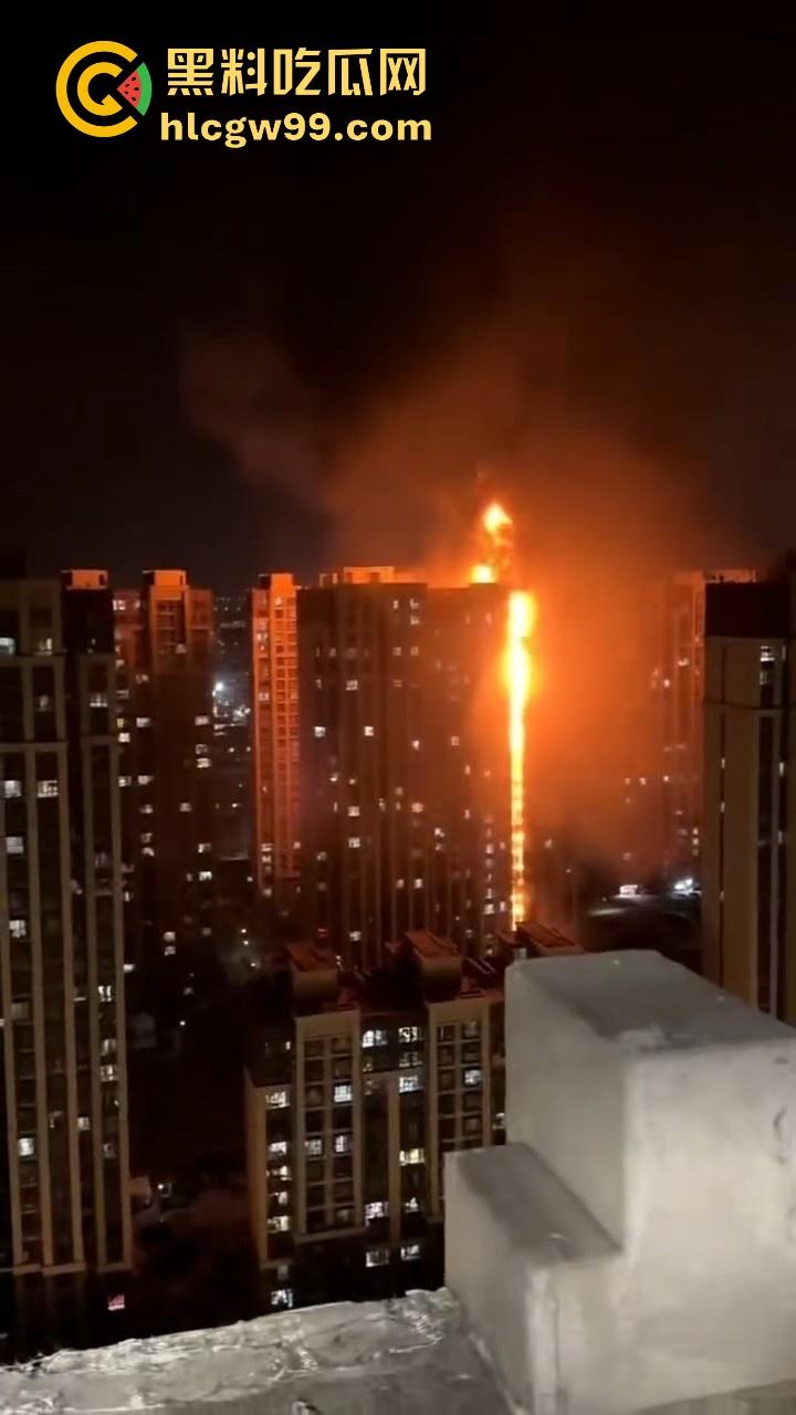 河北石家庄惊现火灾,据说是老头老奶积攒多年的纸箱着火的,现场火光冲天极其混乱! 第5张 河北石家庄惊现火灾,据说是老头老奶积攒多年的纸箱着火的,现场火光冲天极其混乱! 第5张