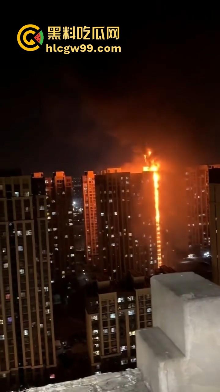 河北石家庄惊现火灾,据说是老头老奶积攒多年的纸箱着火的,现场火光冲天极其混乱! 第6张 河北石家庄惊现火灾,据说是老头老奶积攒多年的纸箱着火的,现场火光冲天极其混乱! 第6张