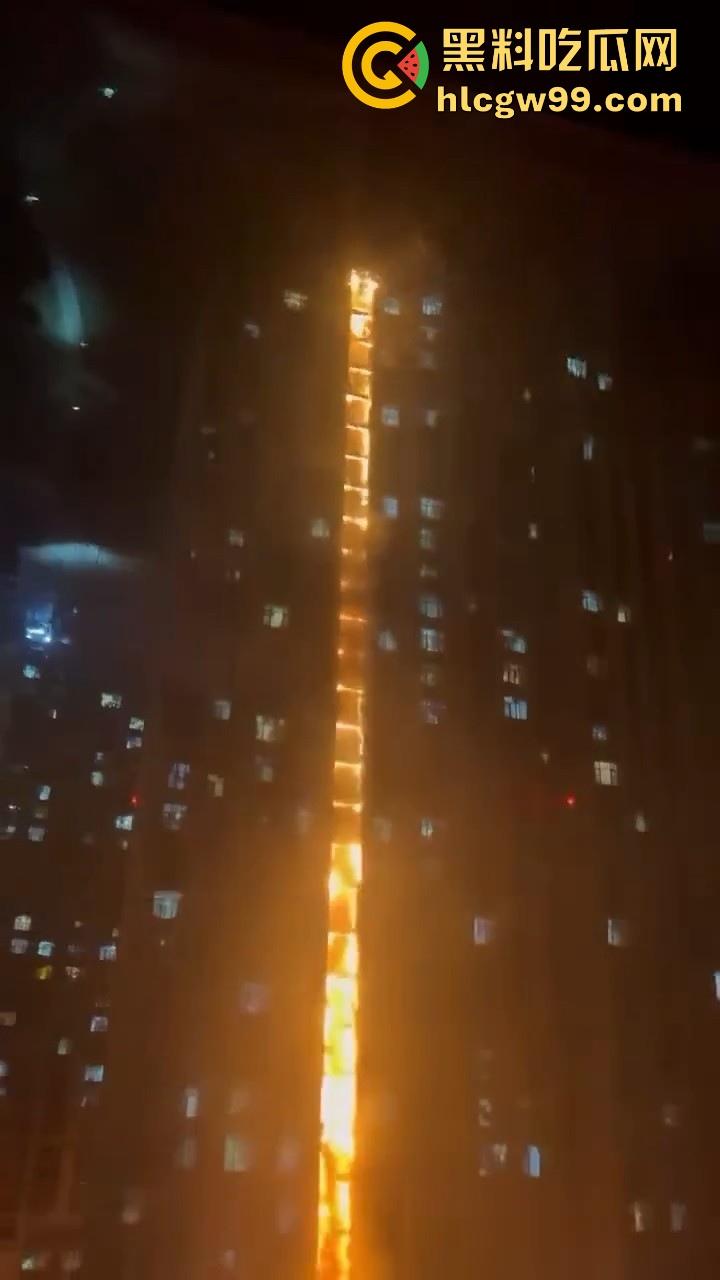 河北石家庄惊现火灾,据说是老头老奶积攒多年的纸箱着火的,现场火光冲天极其混乱! 第7张 河北石家庄惊现火灾,据说是老头老奶积攒多年的纸箱着火的,现场火光冲天极其混乱! 第7张