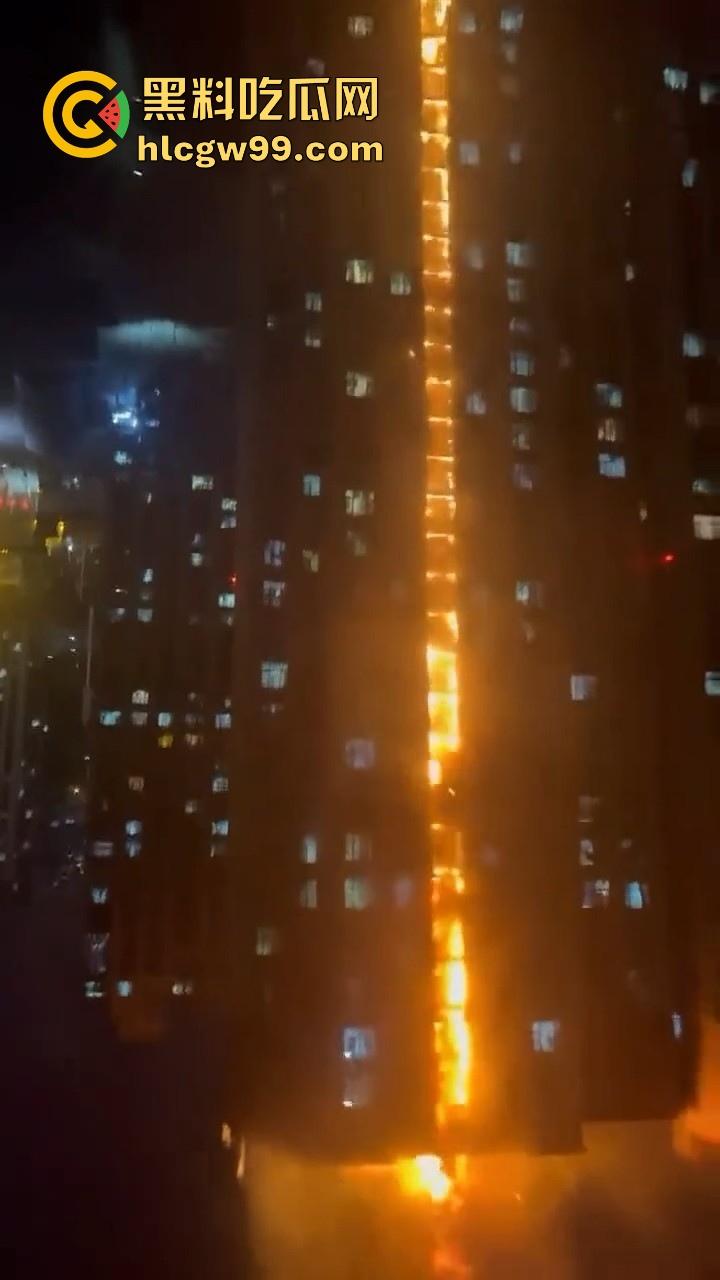 河北石家庄惊现火灾,据说是老头老奶积攒多年的纸箱着火的,现场火光冲天极其混乱! 第8张 河北石家庄惊现火灾,据说是老头老奶积攒多年的纸箱着火的,现场火光冲天极其混乱! 第8张