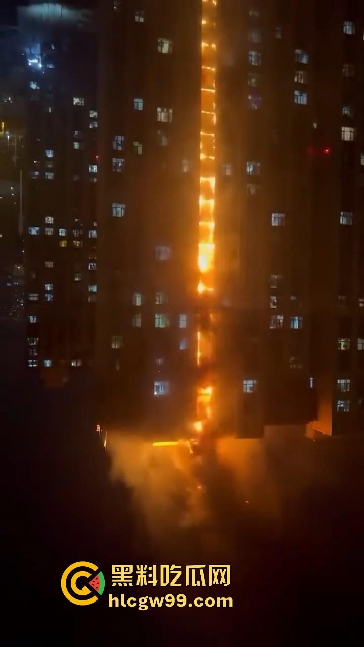 河北石家庄惊现火灾,据说是老头老奶积攒多年的纸箱着火的,现场火光冲天极其混乱! 第9张 河北石家庄惊现火灾,据说是老头老奶积攒多年的纸箱着火的,现场火光冲天极其混乱! 第9张