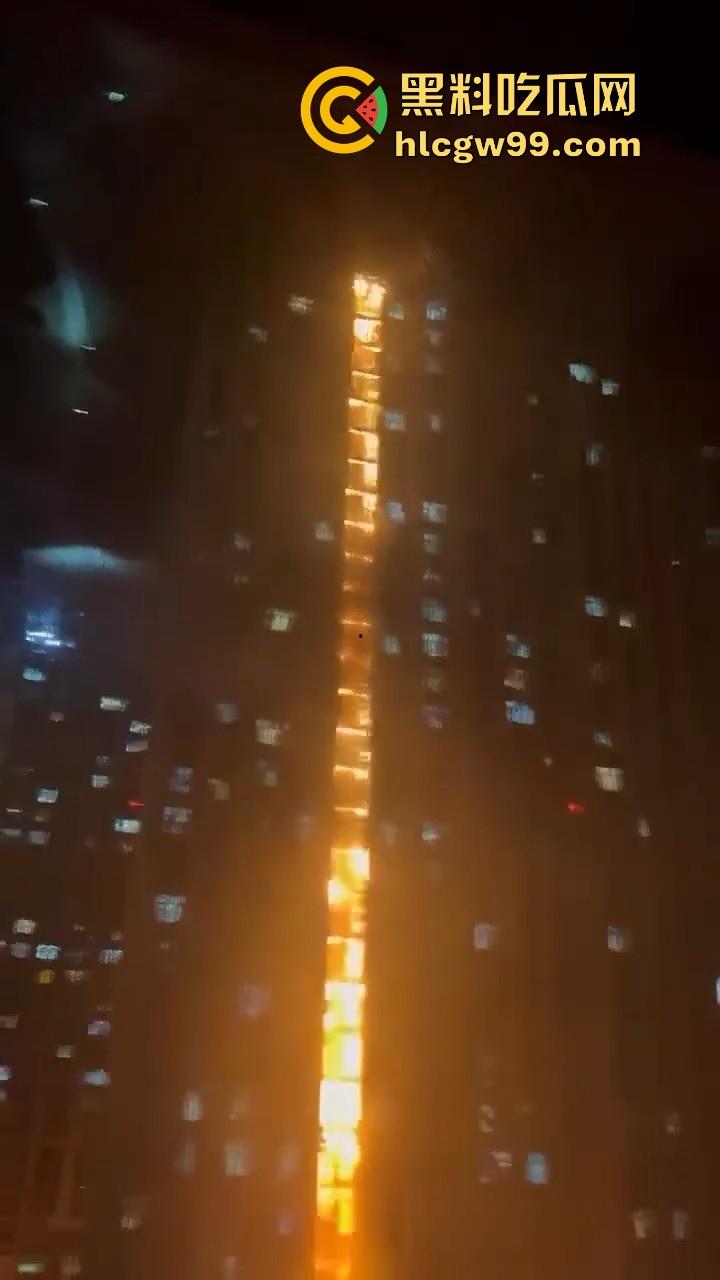 河北石家庄惊现火灾,据说是老头老奶积攒多年的纸箱着火的,现场火光冲天极其混乱! 第10张 河北石家庄惊现火灾,据说是老头老奶积攒多年的纸箱着火的,现场火光冲天极其混乱! 第10张