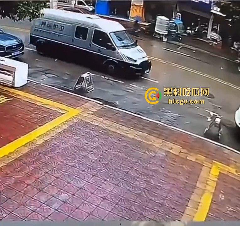 运钞车倒车时竟把自己人压到车底,万幸无大碍! 第2张 运钞车倒车时竟把自己人压到车底,万幸无大碍! 第2张