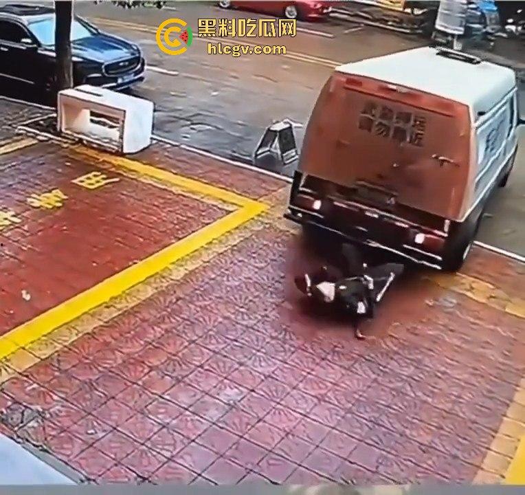 运钞车倒车时竟把自己人压到车底,万幸无大碍! 第3张 运钞车倒车时竟把自己人压到车底,万幸无大碍! 第3张
