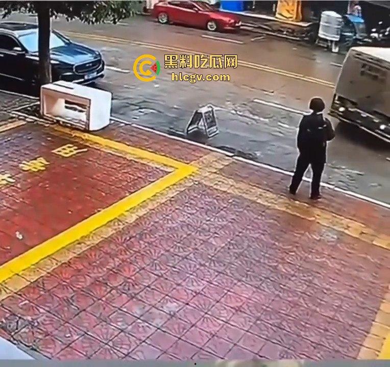 运钞车倒车时竟把自己人压到车底,万幸无大碍! 第4张 运钞车倒车时竟把自己人压到车底,万幸无大碍! 第4张