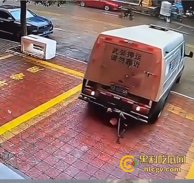 运钞车倒车时竟把自己人压到车底,万幸无大碍! 第5张 运钞车倒车时竟把自己人压到车底,万幸无大碍! 第5张