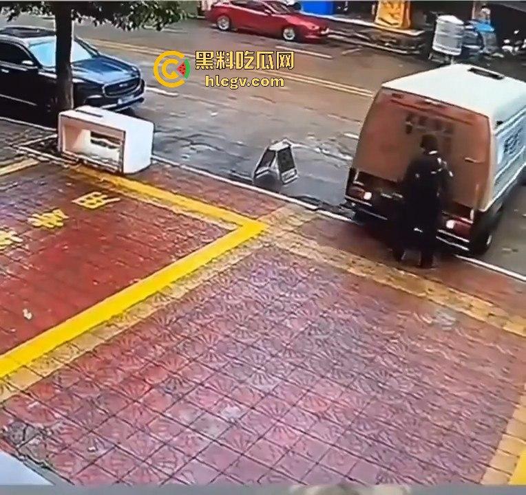运钞车倒车时竟把自己人压到车底,万幸无大碍! 第6张 运钞车倒车时竟把自己人压到车底,万幸无大碍! 第6张