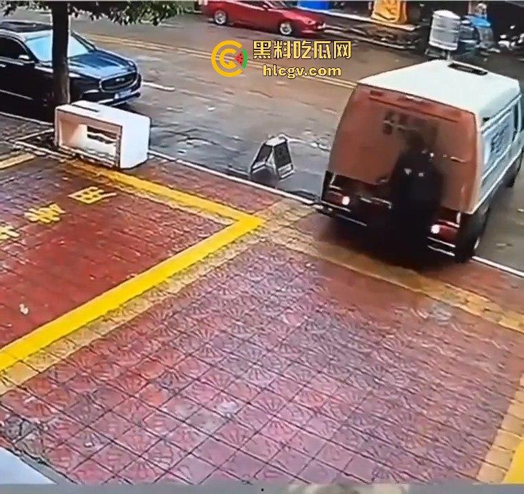 运钞车倒车时竟把自己人压到车底,万幸无大碍! 第9张 运钞车倒车时竟把自己人压到车底,万幸无大碍! 第9张