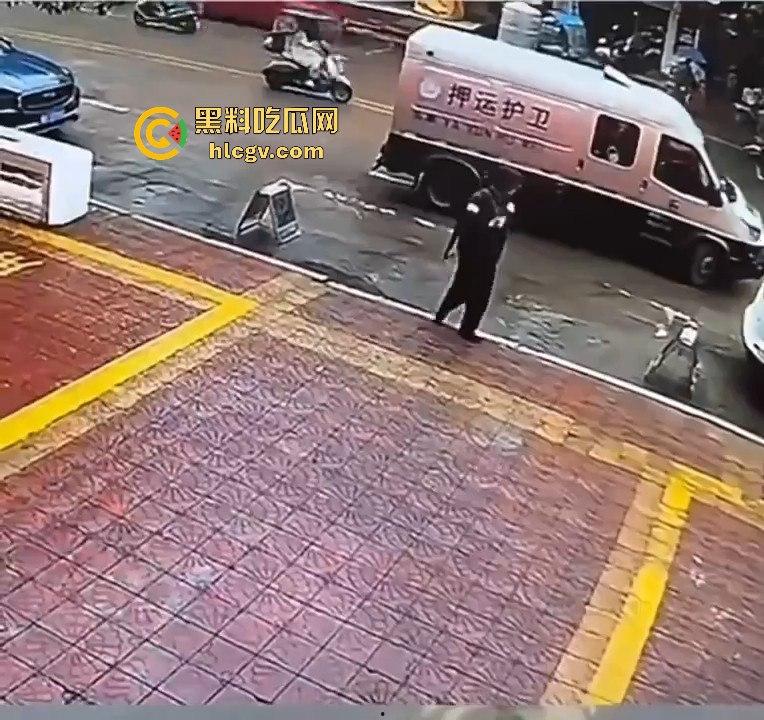 运钞车倒车时竟把自己人压到车底,万幸无大碍! 第11张 运钞车倒车时竟把自己人压到车底,万幸无大碍! 第11张