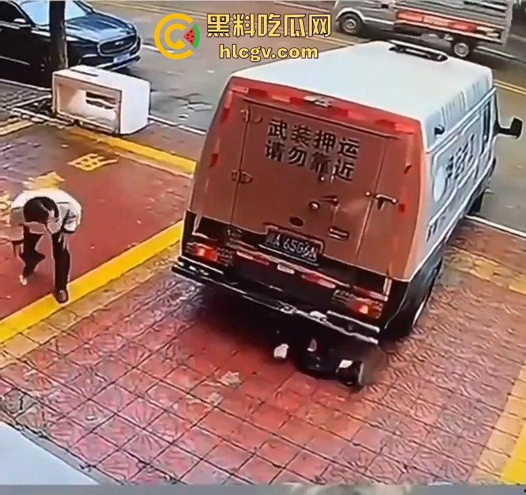 运钞车倒车时竟把自己人压到车底,万幸无大碍! 第12张 运钞车倒车时竟把自己人压到车底,万幸无大碍! 第12张