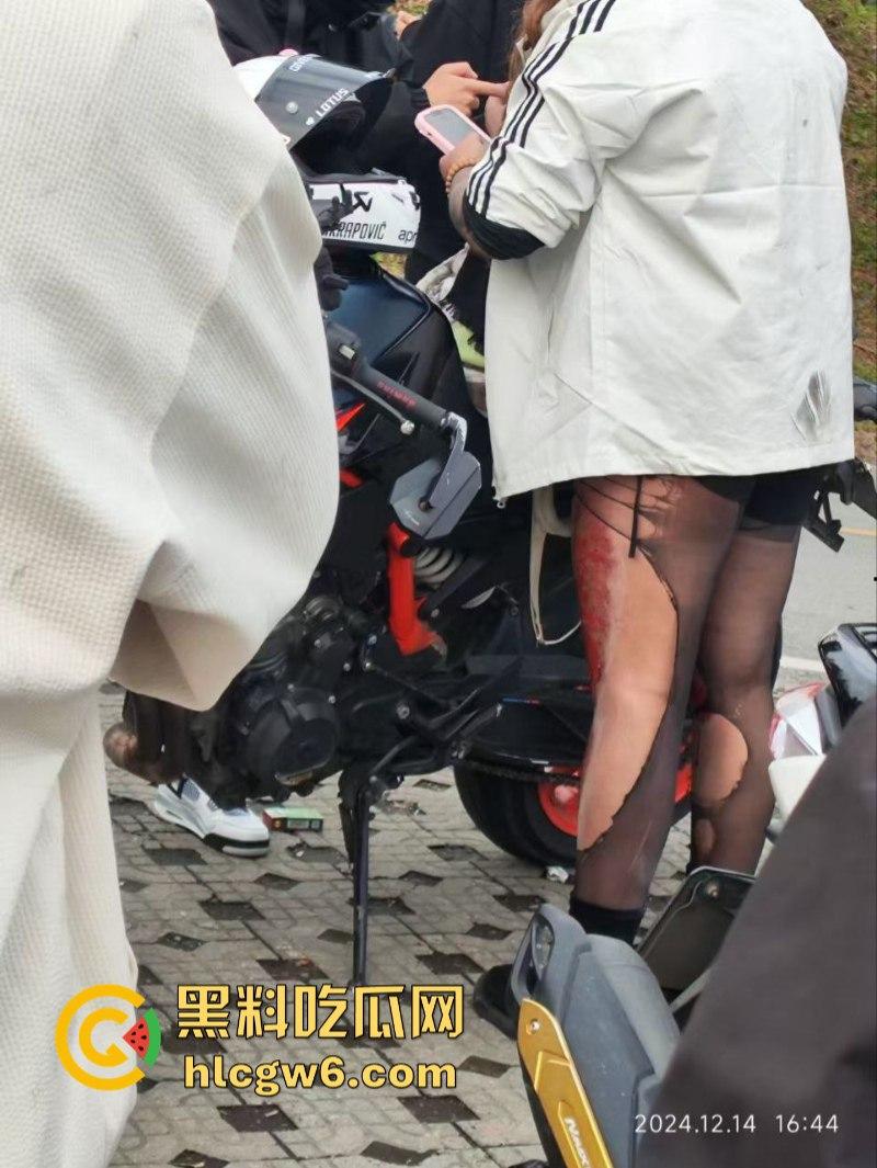 美图秀秀弱爆了 这才是真实磨皮!胖妹装逼压弯失控撞车 黑丝当场爆裂惨遭磨皮 大腿血肉模糊 真是悲惨又丢人! 第1张 美图秀秀弱爆了 这才是真实磨皮!胖妹装逼压弯失控撞车 黑丝当场爆裂惨遭磨皮 大腿血肉模糊 真是悲惨又丢人! 第1张