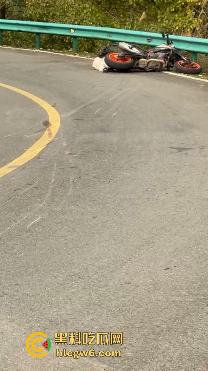 美图秀秀弱爆了 这才是真实磨皮!胖妹装逼压弯失控撞车 黑丝当场爆裂惨遭磨皮 大腿血肉模糊 真是悲惨又丢人! 第2张 美图秀秀弱爆了 这才是真实磨皮!胖妹装逼压弯失控撞车 黑丝当场爆裂惨遭磨皮 大腿血肉模糊 真是悲惨又丢人! 第2张