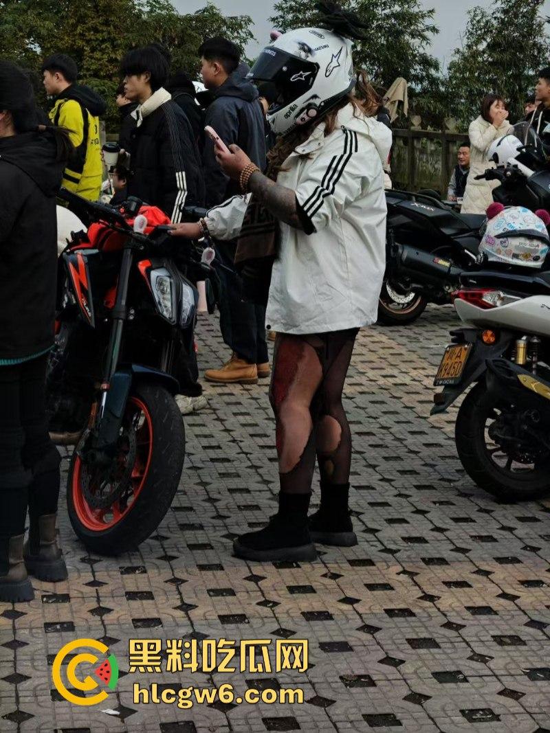 美图秀秀弱爆了 这才是真实磨皮!胖妹装逼压弯失控撞车 黑丝当场爆裂惨遭磨皮 大腿血肉模糊 真是悲惨又丢人! 第3张 美图秀秀弱爆了 这才是真实磨皮!胖妹装逼压弯失控撞车 黑丝当场爆裂惨遭磨皮 大腿血肉模糊 真是悲惨又丢人! 第3张