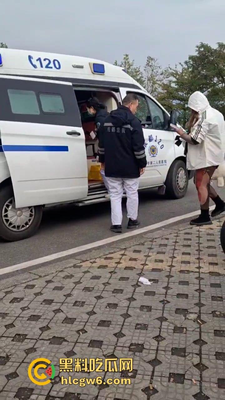 美图秀秀弱爆了 这才是真实磨皮!胖妹装逼压弯失控撞车 黑丝当场爆裂惨遭磨皮 大腿血肉模糊 真是悲惨又丢人! 第5张 美图秀秀弱爆了 这才是真实磨皮!胖妹装逼压弯失控撞车 黑丝当场爆裂惨遭磨皮 大腿血肉模糊 真是悲惨又丢人! 第5张