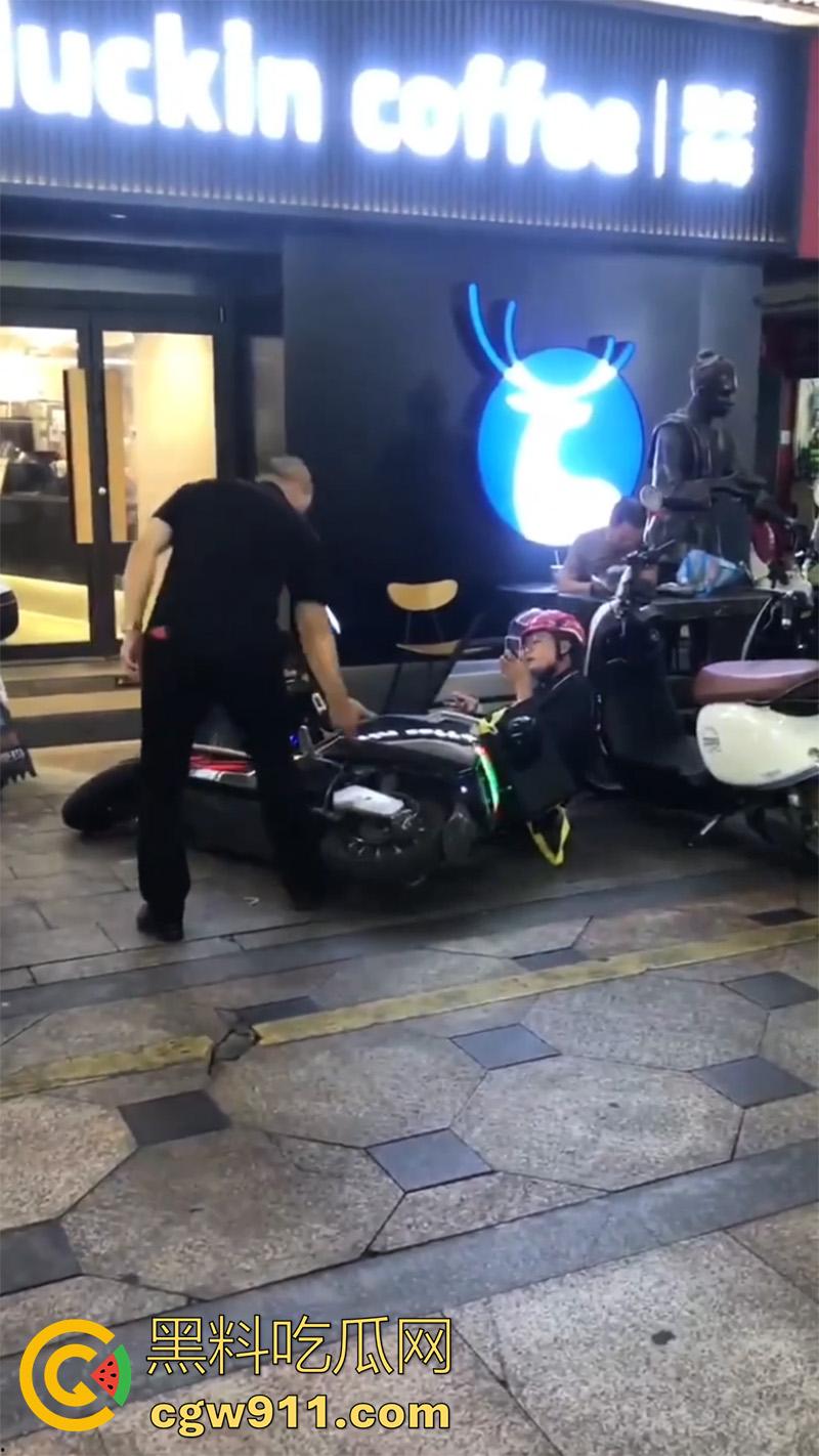 广西柳州瑞幸咖啡又火了，店主爆揍外卖小哥，站长出面后施暴者竟影帝上身，躺地上装死！  第1张