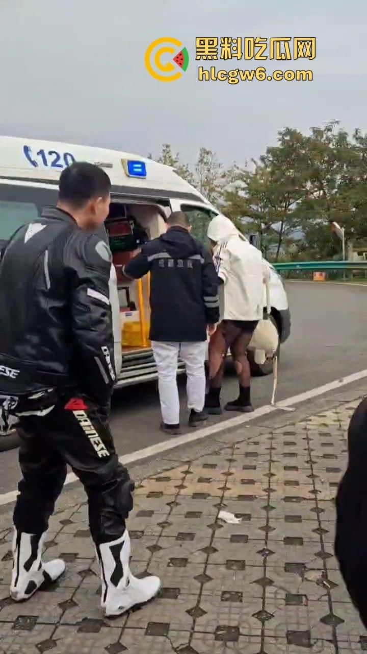 美图秀秀弱爆了 这才是真实磨皮!胖妹装逼压弯失控撞车 黑丝当场爆裂惨遭磨皮 大腿血肉模糊 真是悲惨又丢人! 第7张 美图秀秀弱爆了 这才是真实磨皮!胖妹装逼压弯失控撞车 黑丝当场爆裂惨遭磨皮 大腿血肉模糊 真是悲惨又丢人! 第7张