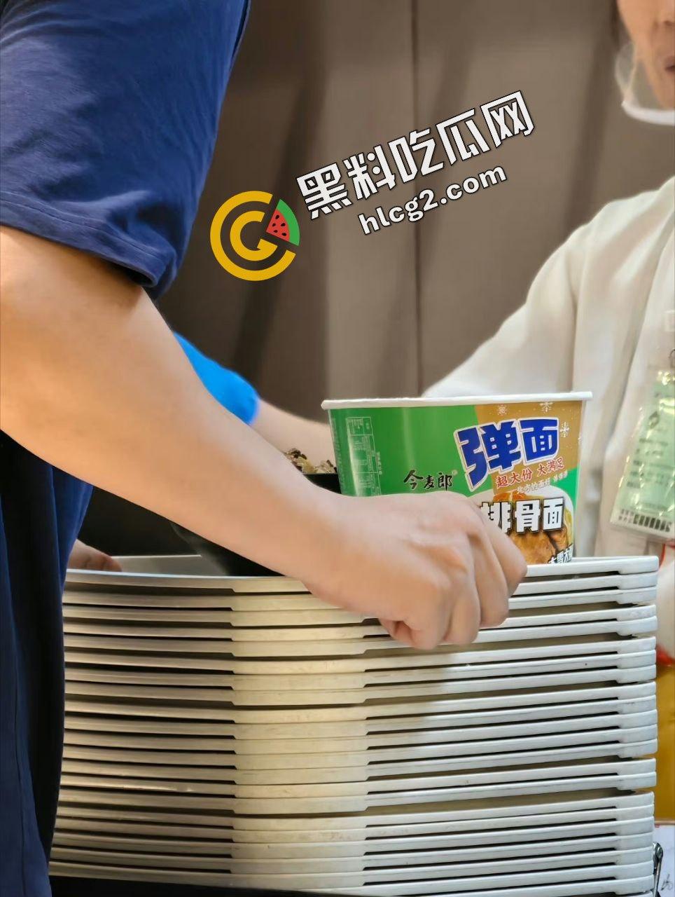 逆天操作!国航休息室 贵宾厅3饿死鬼小伙 连吃带拿 疯狂打包带走食物 震惊众人! 第5张 逆天操作!国航休息室 贵宾厅3饿死鬼小伙 连吃带拿 疯狂打包带走食物 震惊众人! 第5张