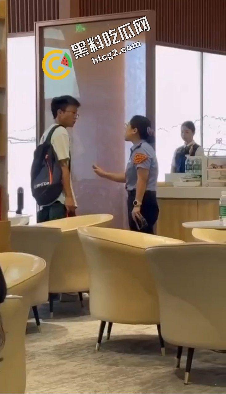 逆天操作!国航休息室 贵宾厅3饿死鬼小伙 连吃带拿 疯狂打包带走食物 震惊众人! 第6张 逆天操作!国航休息室 贵宾厅3饿死鬼小伙 连吃带拿 疯狂打包带走食物 震惊众人! 第6张