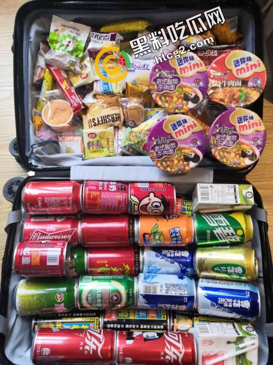 逆天操作!国航休息室 贵宾厅3饿死鬼小伙 连吃带拿 疯狂打包带走食物 震惊众人! 第7张 逆天操作!国航休息室 贵宾厅3饿死鬼小伙 连吃带拿 疯狂打包带走食物 震惊众人! 第7张