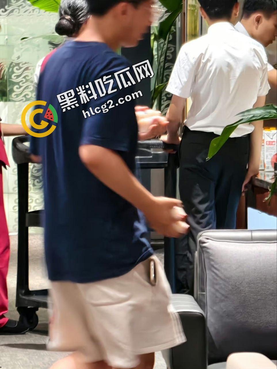 逆天操作!国航休息室 贵宾厅3饿死鬼小伙 连吃带拿 疯狂打包带走食物 震惊众人! 第8张 逆天操作!国航休息室 贵宾厅3饿死鬼小伙 连吃带拿 疯狂打包带走食物 震惊众人! 第8张