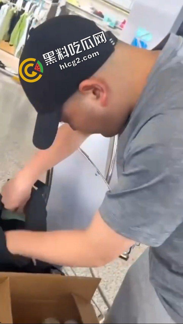 逆天操作!国航休息室 贵宾厅3饿死鬼小伙 连吃带拿 疯狂打包带走食物 震惊众人! 第9张 逆天操作!国航休息室 贵宾厅3饿死鬼小伙 连吃带拿 疯狂打包带走食物 震惊众人! 第9张