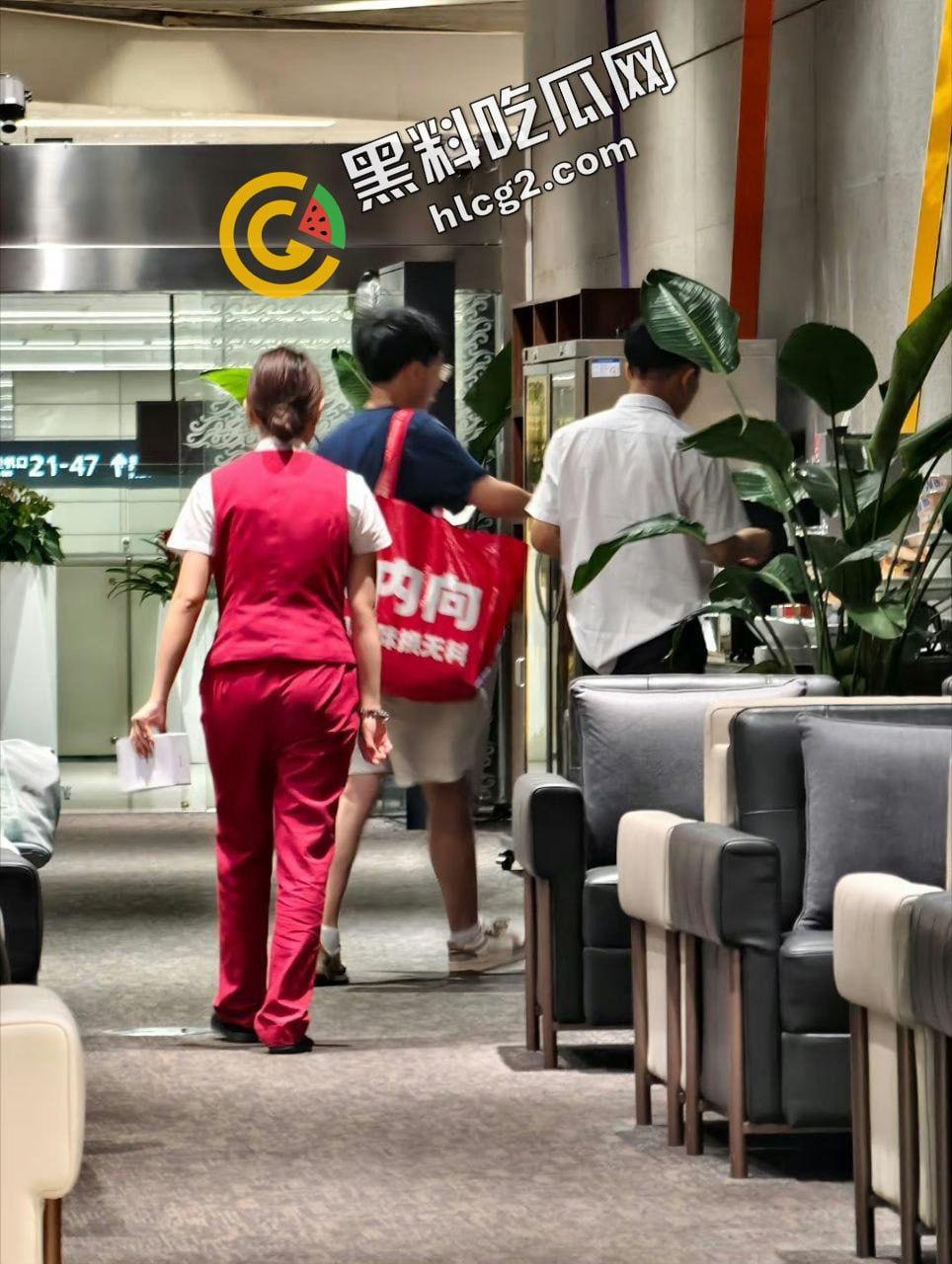 逆天操作!国航休息室 贵宾厅3饿死鬼小伙 连吃带拿 疯狂打包带走食物 震惊众人! 第10张 逆天操作!国航休息室 贵宾厅3饿死鬼小伙 连吃带拿 疯狂打包带走食物 震惊众人! 第10张