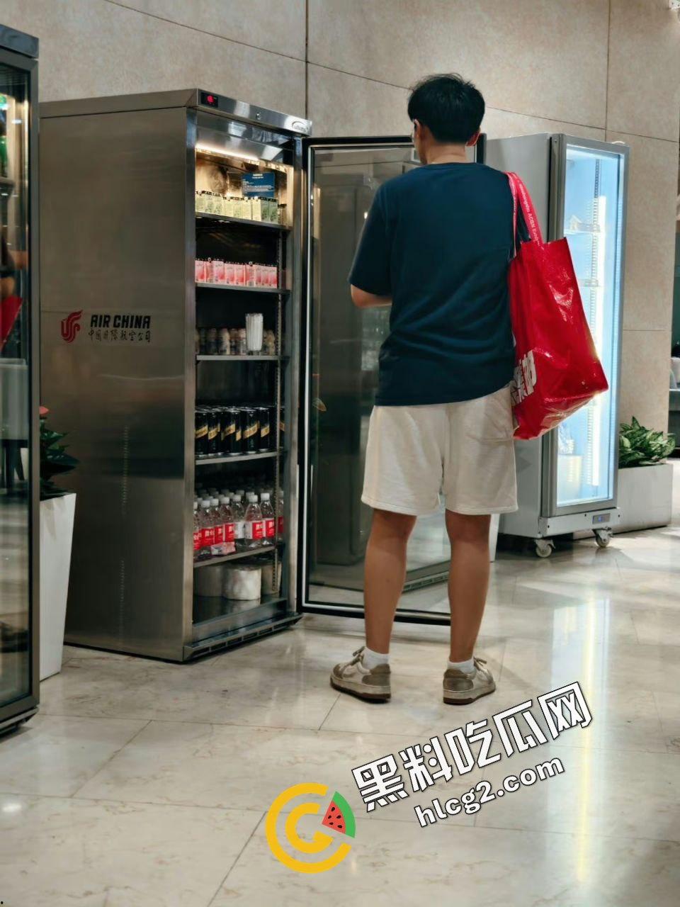 逆天操作!国航休息室 贵宾厅3饿死鬼小伙 连吃带拿 疯狂打包带走食物 震惊众人! 第11张 逆天操作!国航休息室 贵宾厅3饿死鬼小伙 连吃带拿 疯狂打包带走食物 震惊众人! 第11张