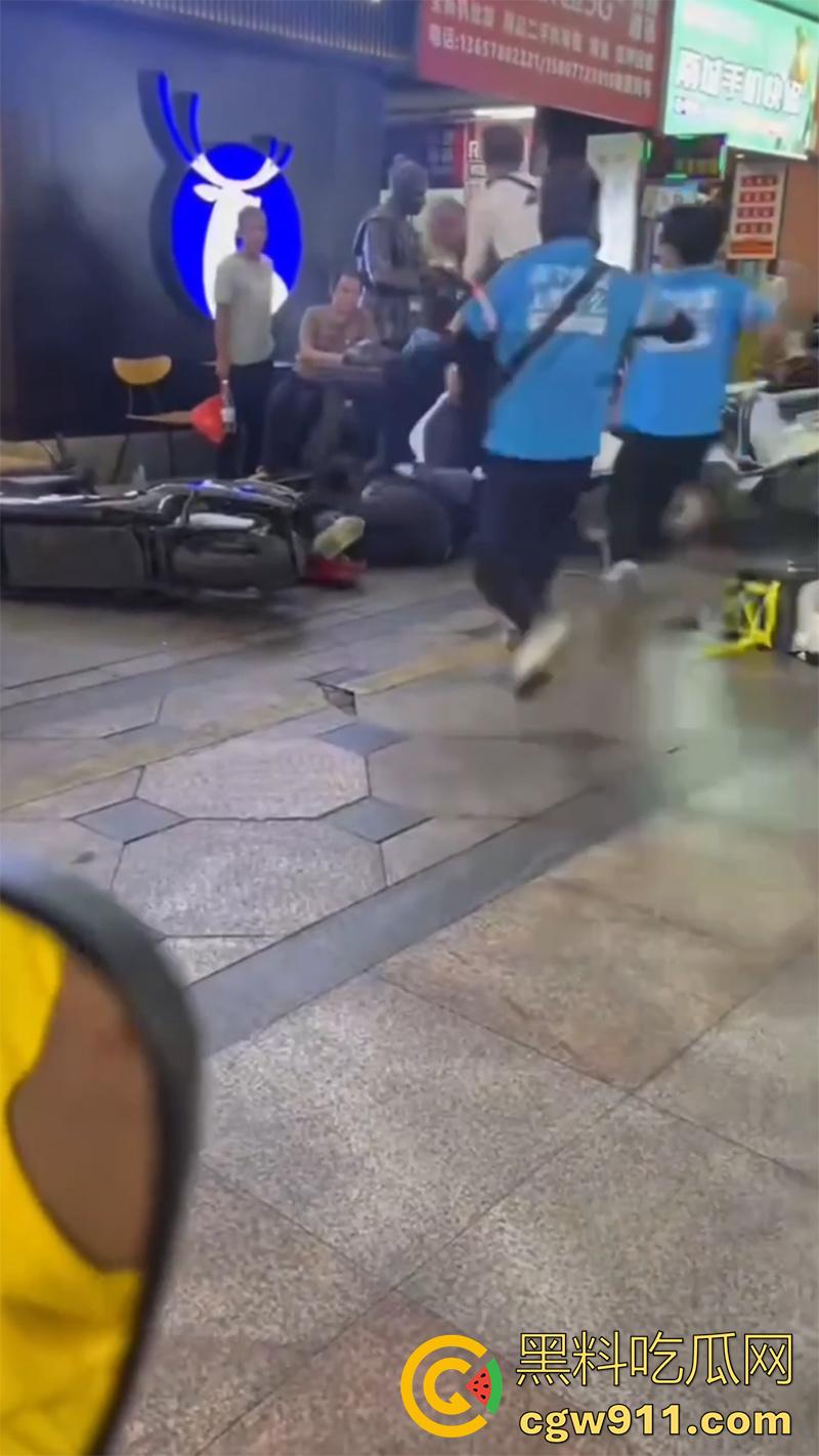 广西柳州瑞幸咖啡又火了，店主爆揍外卖小哥，站长出面后施暴者竟影帝上身，躺地上装死！  第6张