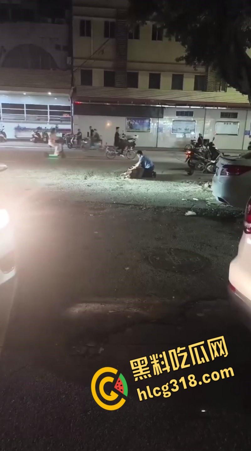 新会新桥路头盔男持刀砍人,被打男子被狠狠按在地上,一刀接着一刀,场面血腥 ! 第2张 新会新桥路头盔男持刀砍人,被打男子被狠狠按在地上,一刀接着一刀,场面血腥 ! 第2张