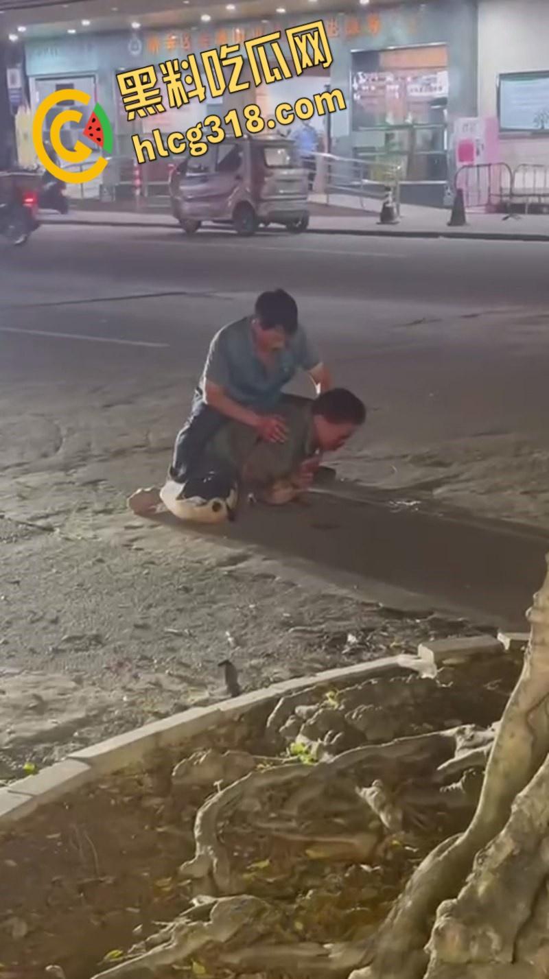 新会新桥路头盔男持刀砍人,被打男子被狠狠按在地上,一刀接着一刀,场面血腥 ! 第3张 新会新桥路头盔男持刀砍人,被打男子被狠狠按在地上,一刀接着一刀,场面血腥 ! 第3张