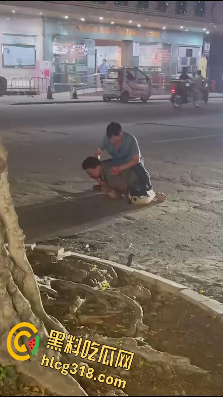 新会新桥路头盔男持刀砍人,被打男子被狠狠按在地上,一刀接着一刀,场面血腥 ! 第4张 新会新桥路头盔男持刀砍人,被打男子被狠狠按在地上,一刀接着一刀,场面血腥 ! 第4张