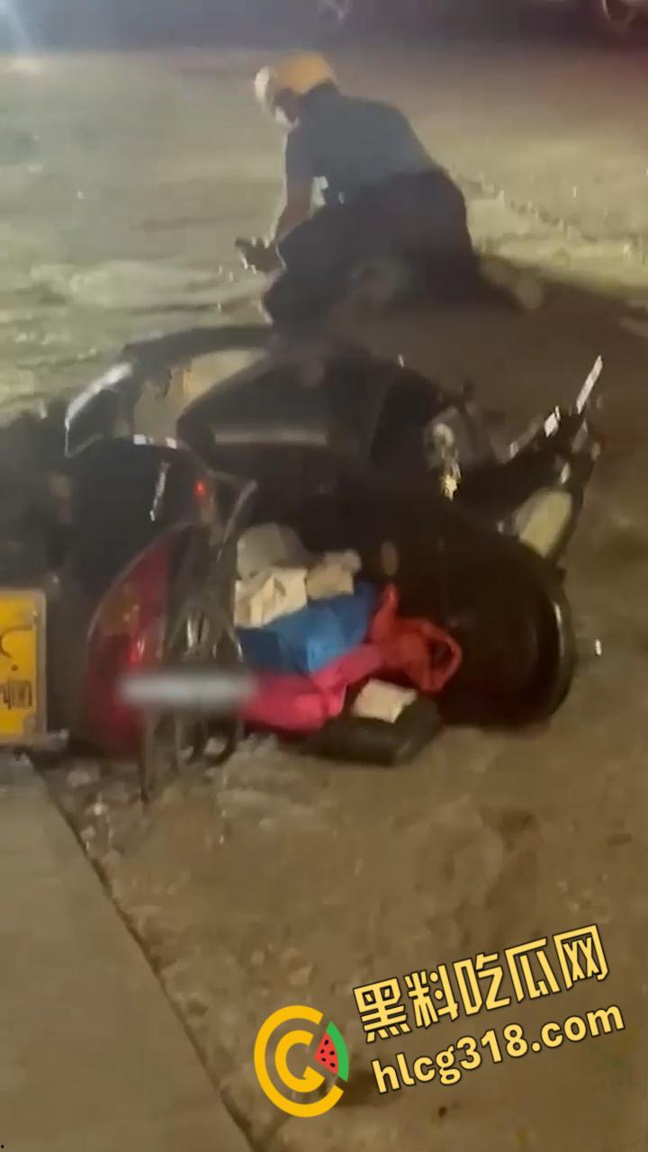 新会新桥路头盔男持刀砍人,被打男子被狠狠按在地上,一刀接着一刀,场面血腥 ! 第5张 新会新桥路头盔男持刀砍人,被打男子被狠狠按在地上,一刀接着一刀,场面血腥 ! 第5张