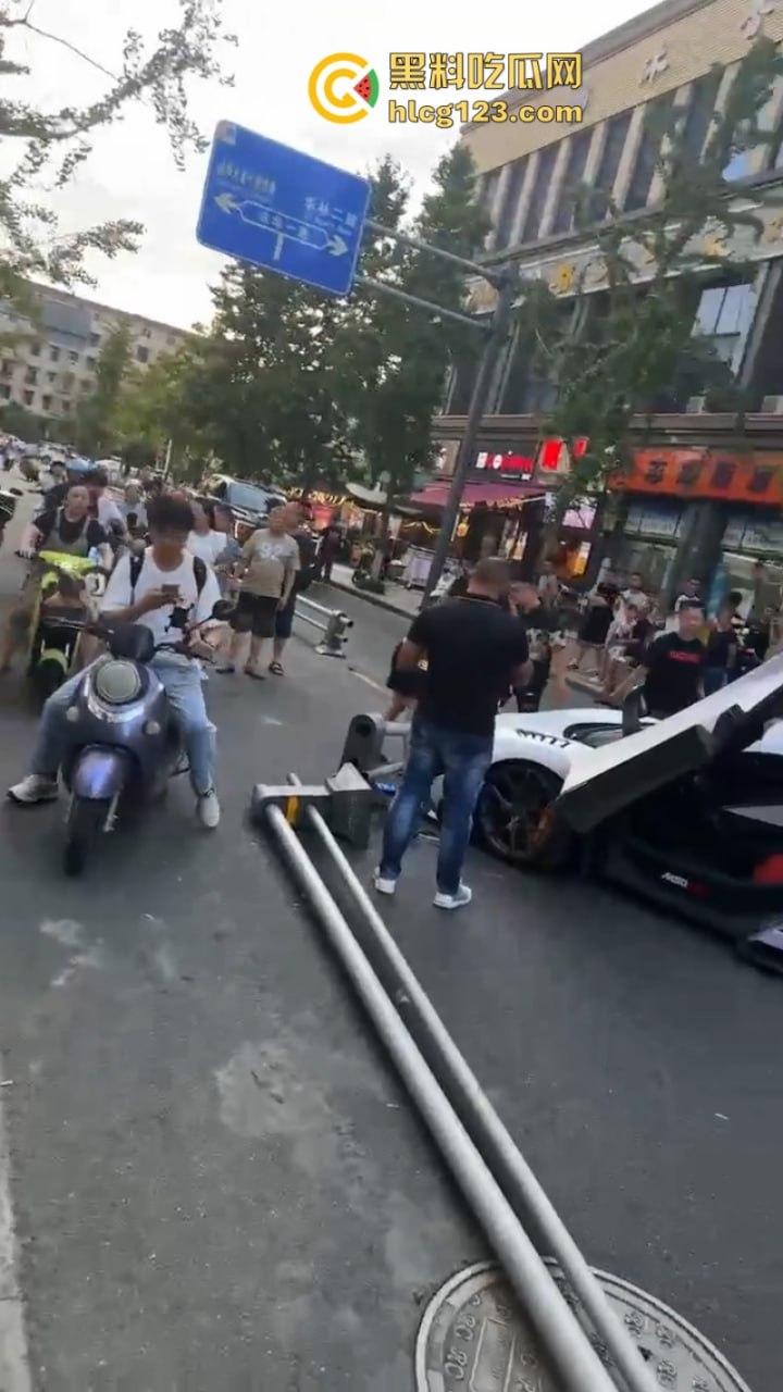 成都百万级神车被干废 租车装杯 妹子还没接到 先负债百万 现场视频看得肝疼 第1张 成都百万级神车被干废 租车装杯 妹子还没接到 先负债百万 现场视频看得肝疼 第1张