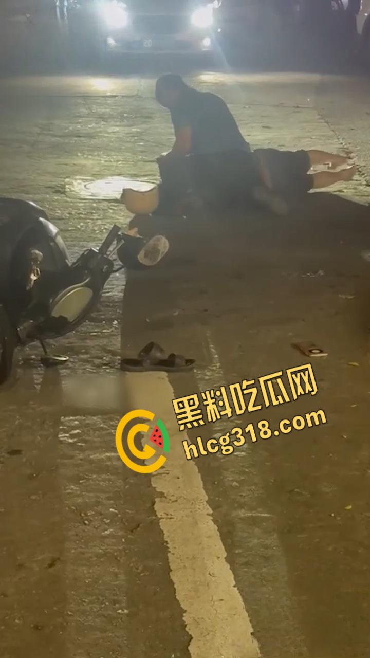 新会新桥路头盔男持刀砍人,被打男子被狠狠按在地上,一刀接着一刀,场面血腥 ! 第6张 新会新桥路头盔男持刀砍人,被打男子被狠狠按在地上,一刀接着一刀,场面血腥 ! 第6张