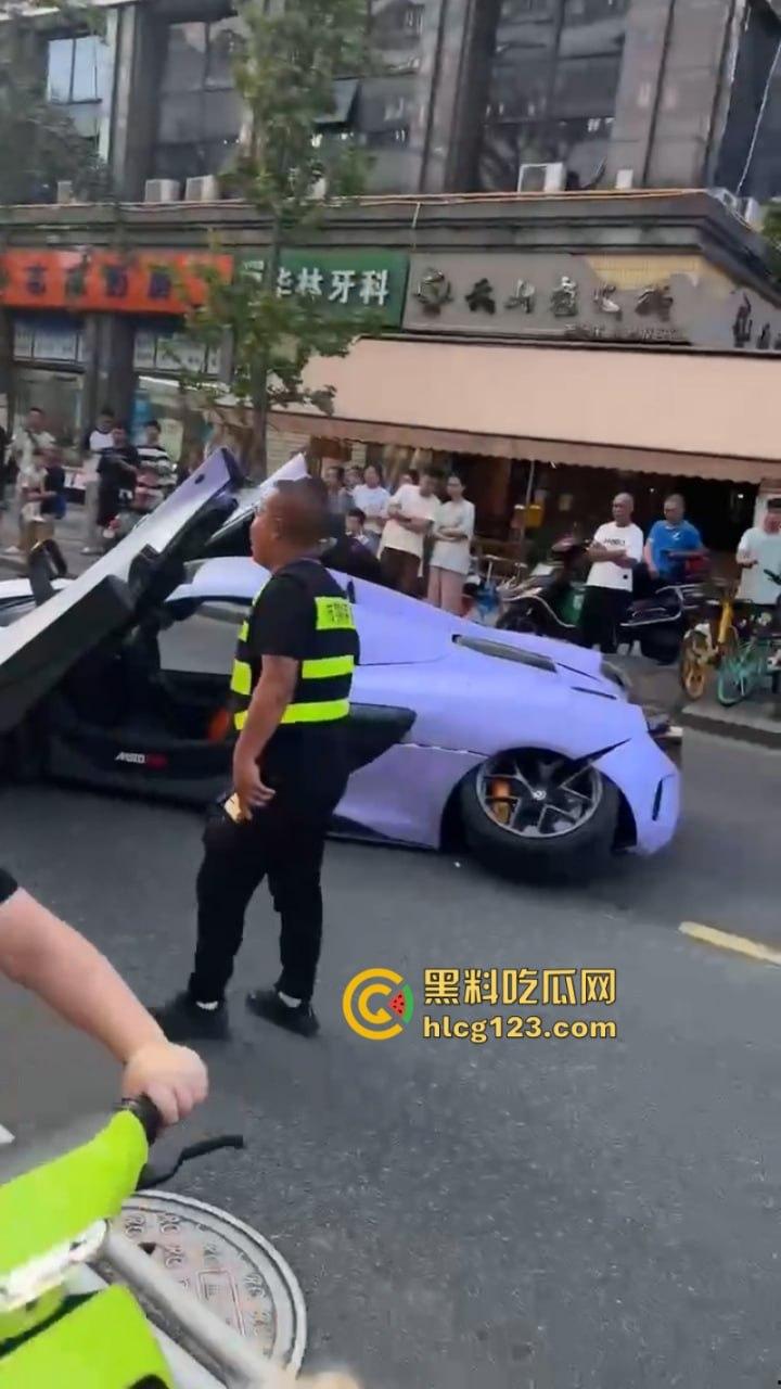 成都百万级神车被干废 租车装杯 妹子还没接到 先负债百万 现场视频看得肝疼 第2张 成都百万级神车被干废 租车装杯 妹子还没接到 先负债百万 现场视频看得肝疼 第2张