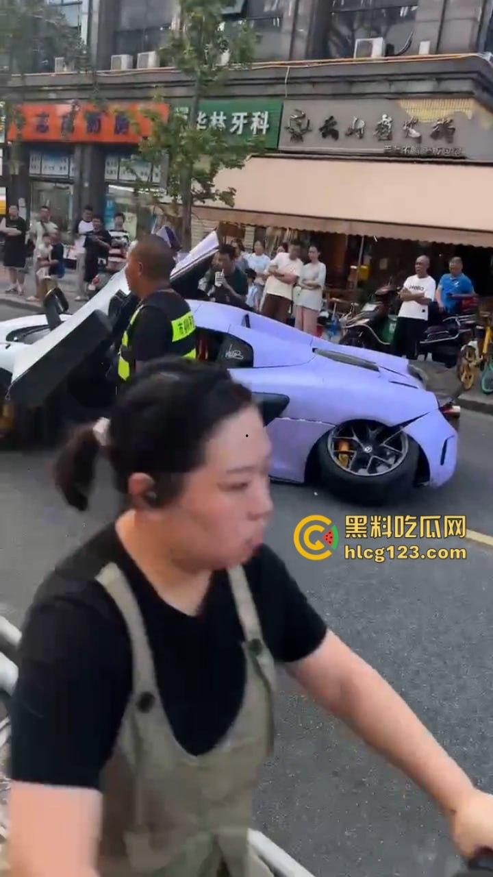 成都百万级神车被干废 租车装杯 妹子还没接到 先负债百万 现场视频看得肝疼 第3张 成都百万级神车被干废 租车装杯 妹子还没接到 先负债百万 现场视频看得肝疼 第3张