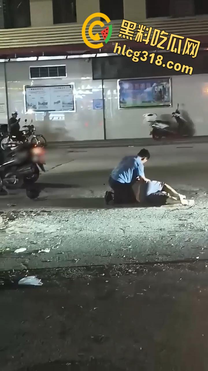 新会新桥路头盔男持刀砍人,被打男子被狠狠按在地上,一刀接着一刀,场面血腥 ! 第7张 新会新桥路头盔男持刀砍人,被打男子被狠狠按在地上,一刀接着一刀,场面血腥 ! 第7张