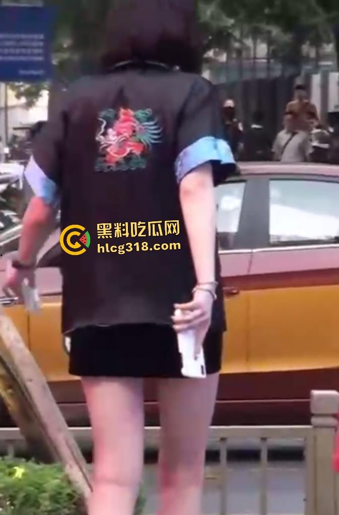 公司女高管【Viva姐】街头蹲下露逼夹跳蛋被偷拍,起身后走路步伐踉跄,应该是被金主遥控加大马力了! 第8张 公司女高管【Viva姐】街头蹲下露逼夹跳蛋被偷拍,起身后走路步伐踉跄,应该是被金主遥控加大马力了! 第8张